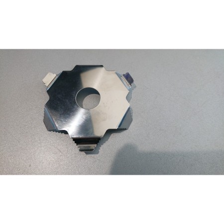 Tarcza tnąca zapobiegająca owijaniu się trawy na głowicy żyłkowej